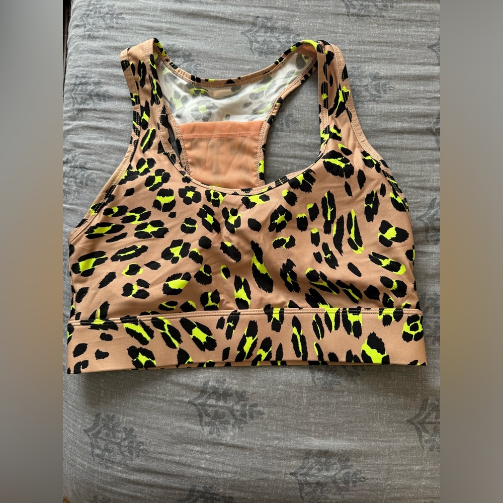 Fabletics leopard outfit. Bottoms xs and top is medium. Sold as set. - Picture 9 of 11